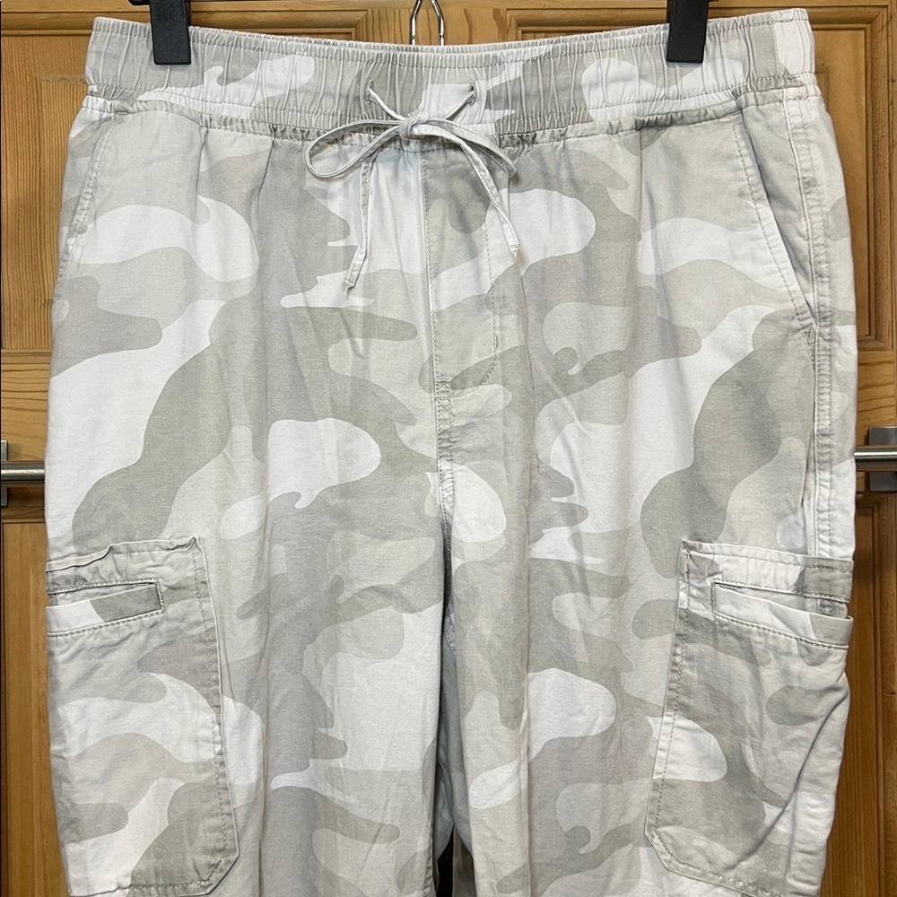 Hollister Woman’s Light Gray Baggy Camouflage Cargo Pants  Stretch Waist Sz L